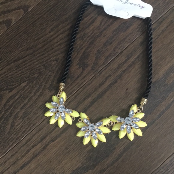 Jewelry - Fashion Flower Necklace